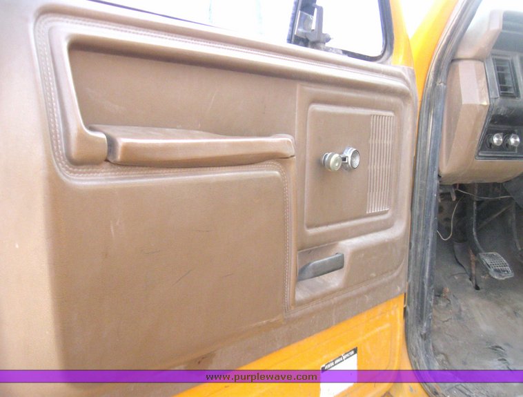 image for item 2185 1987 Ford F800F boom truck