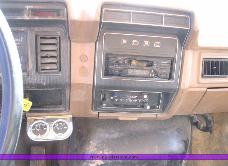 image for item 2185 1987 Ford F800F boom truck