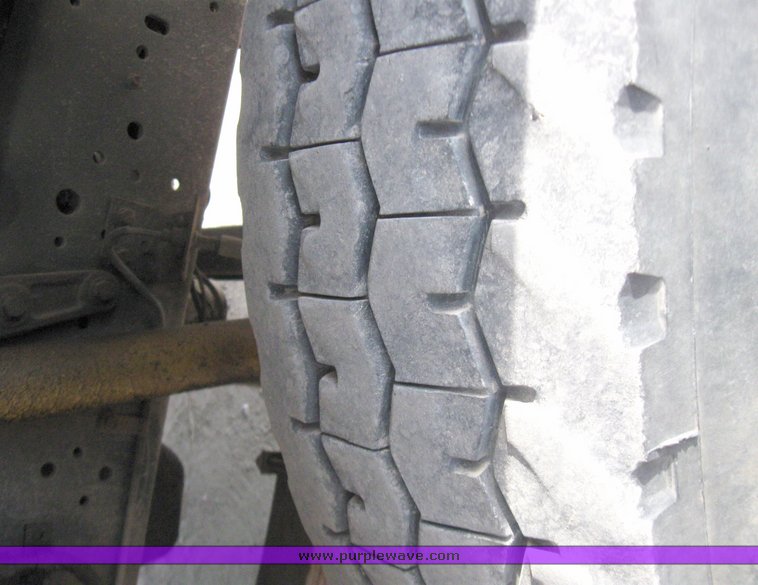 image for item 2185 1987 Ford F800F boom truck