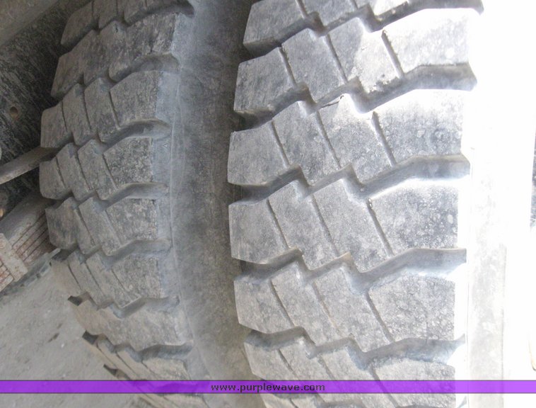 image for item 2185 1987 Ford F800F boom truck