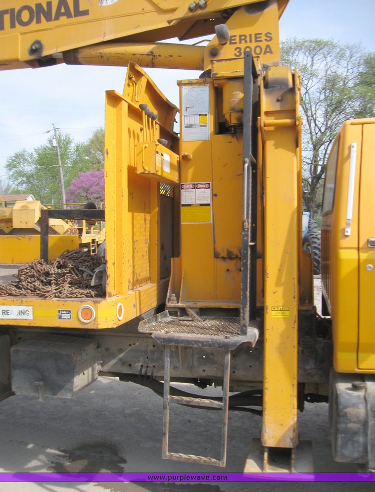 image for item 2185 1987 Ford F800F boom truck