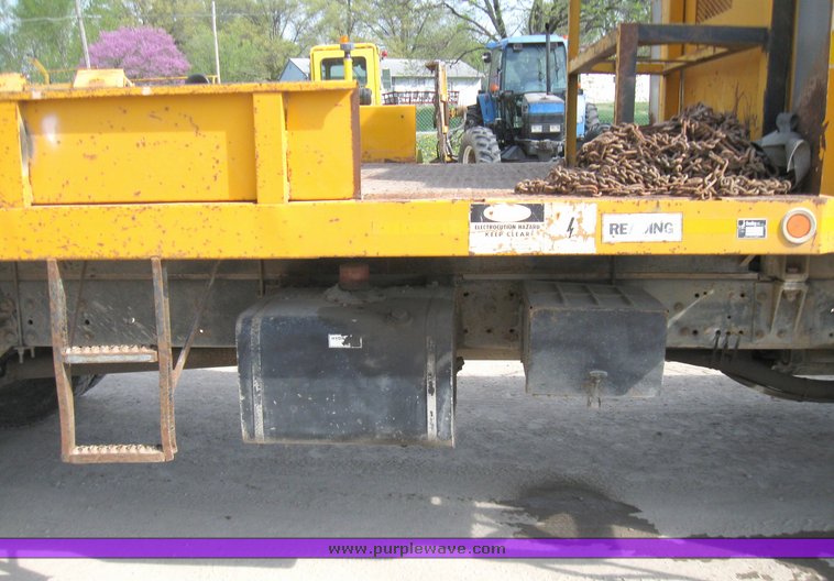 image for item 2185 1987 Ford F800F boom truck