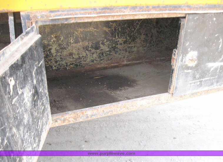 image for item 2185 1987 Ford F800F boom truck