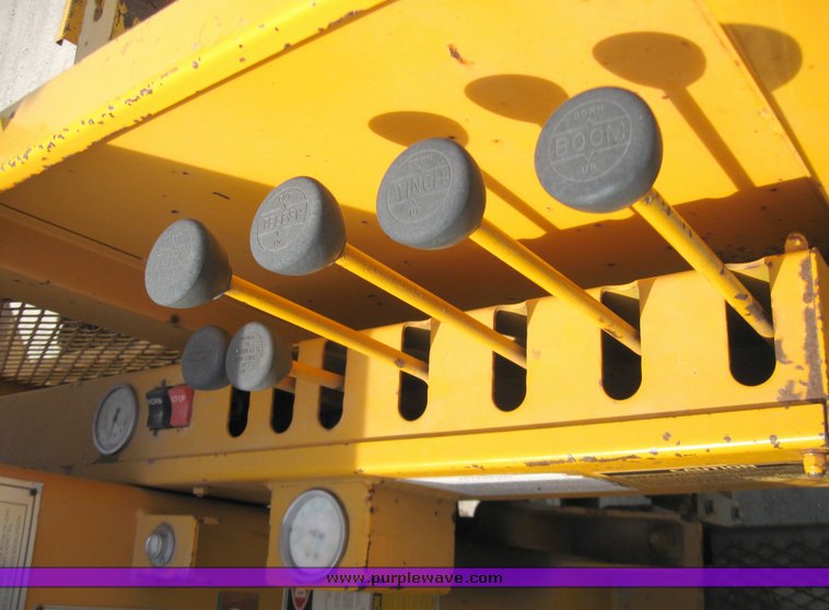 image for item 2185 1987 Ford F800F boom truck