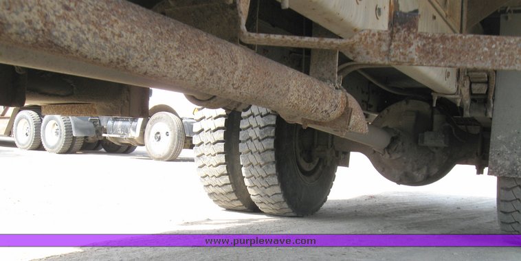 image for item 2185 1987 Ford F800F boom truck