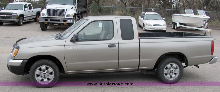 image for item 3065 2000 Nissan Frontier XE extended cap truck
