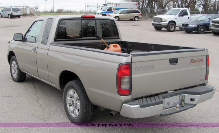 image for item 3065 2000 Nissan Frontier XE extended cap truck