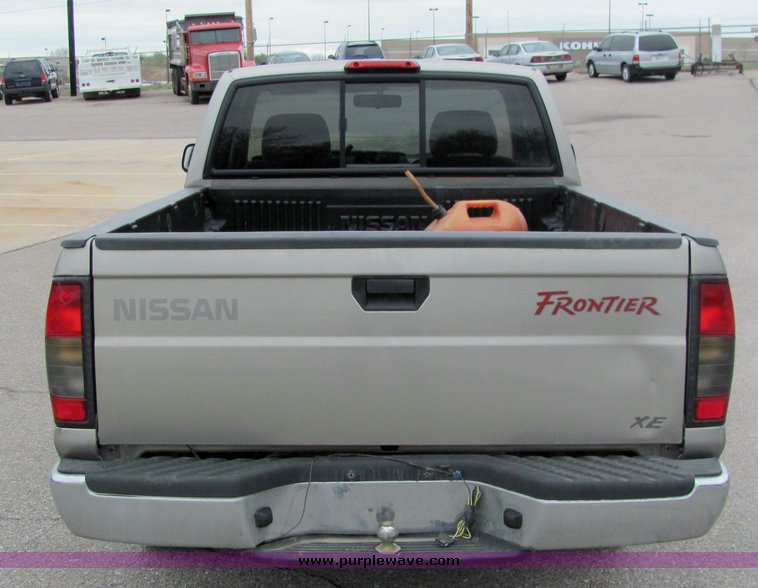 image for item 3065 2000 Nissan Frontier XE extended cap truck