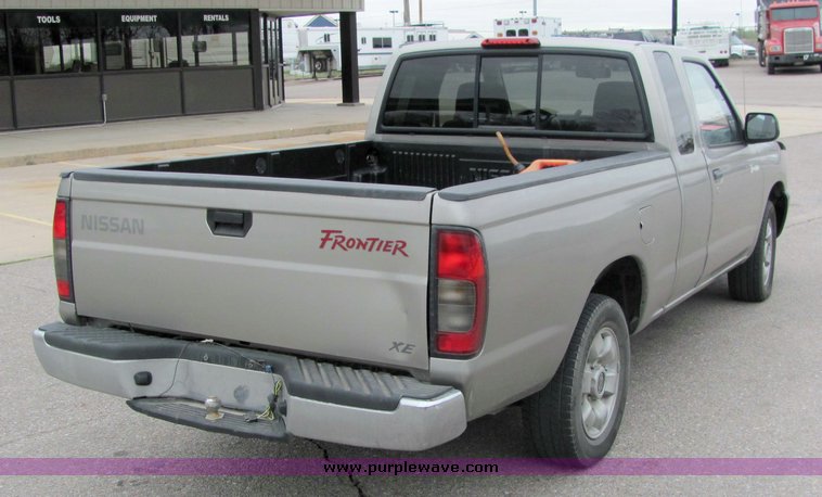 image for item 3065 2000 Nissan Frontier XE extended cap truck
