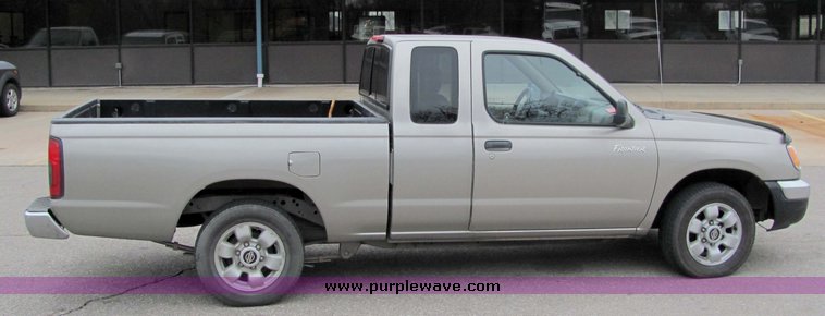 image for item 3065 2000 Nissan Frontier XE extended cap truck