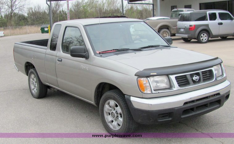 image for item 3065 2000 Nissan Frontier XE extended cap truck