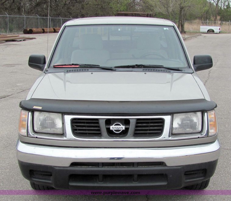 image for item 3065 2000 Nissan Frontier XE extended cap truck