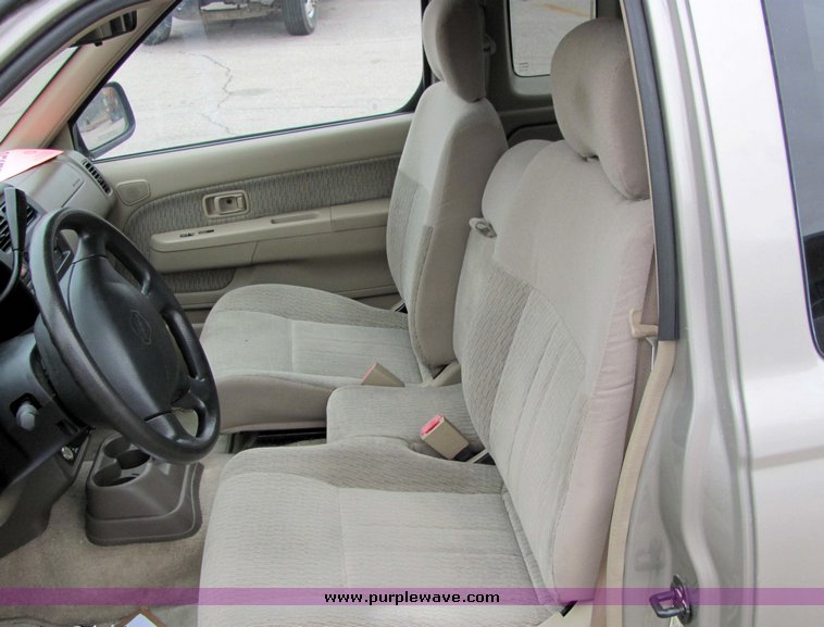 image for item 3065 2000 Nissan Frontier XE extended cap truck