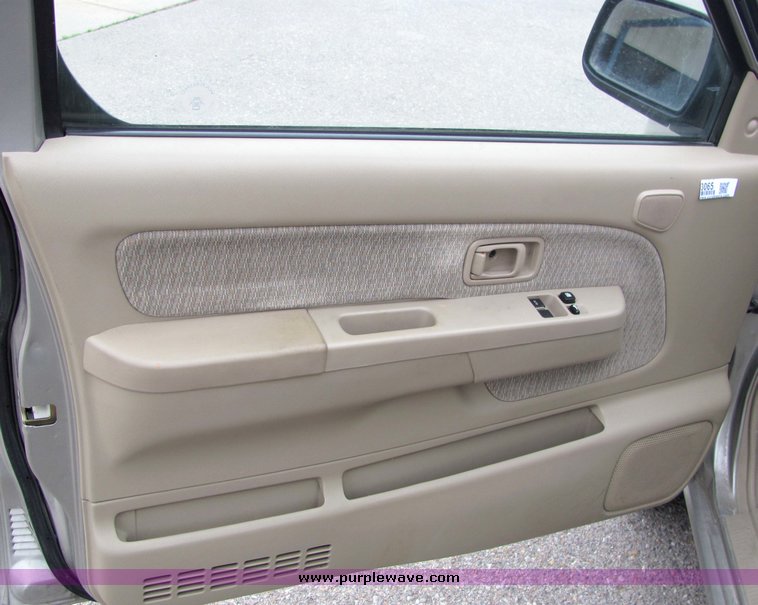 image for item 3065 2000 Nissan Frontier XE extended cap truck