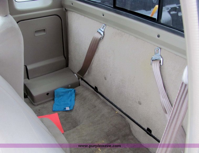 image for item 3065 2000 Nissan Frontier XE extended cap truck