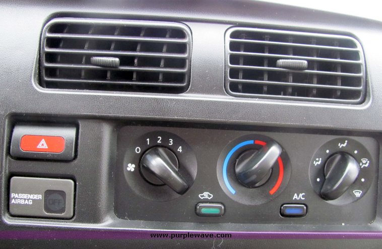 image for item 3065 2000 Nissan Frontier XE extended cap truck