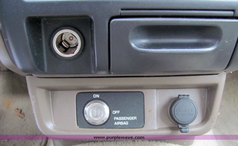 image for item 3065 2000 Nissan Frontier XE extended cap truck