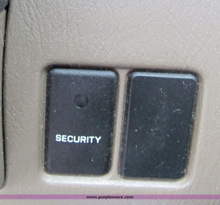 image for item 3065 2000 Nissan Frontier XE extended cap truck