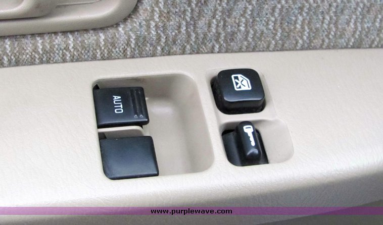 image for item 3065 2000 Nissan Frontier XE extended cap truck