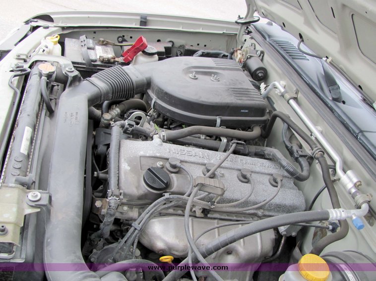 image for item 3065 2000 Nissan Frontier XE extended cap truck