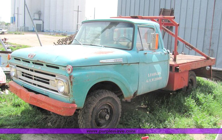 image for item 4002 1962 Ford F250 winch truck