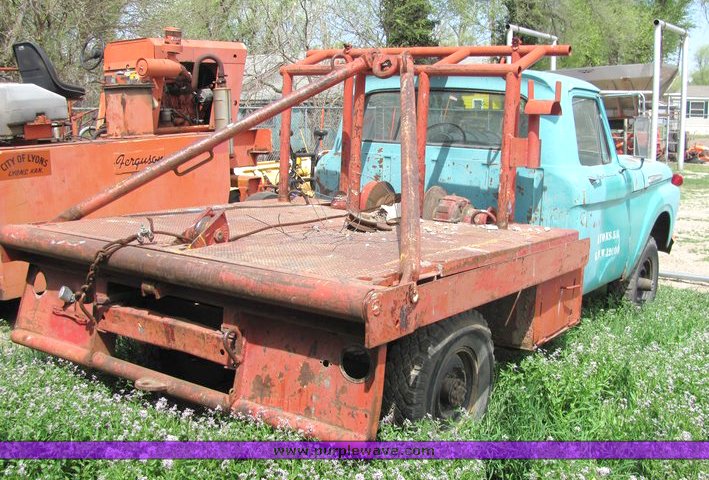 image for item 4002 1962 Ford F250 winch truck