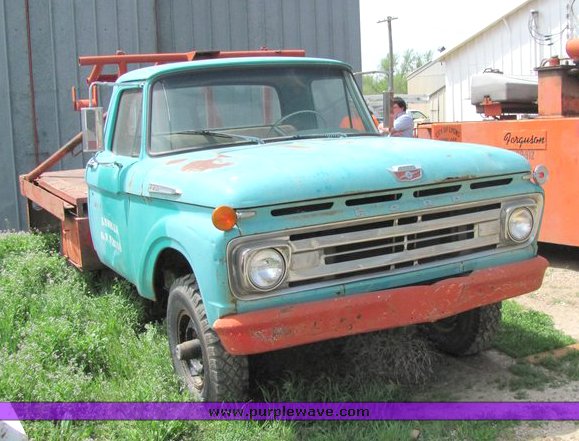 image for item 4002 1962 Ford F250 winch truck