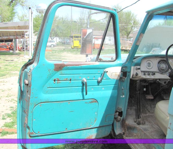 image for item 4002 1962 Ford F250 winch truck