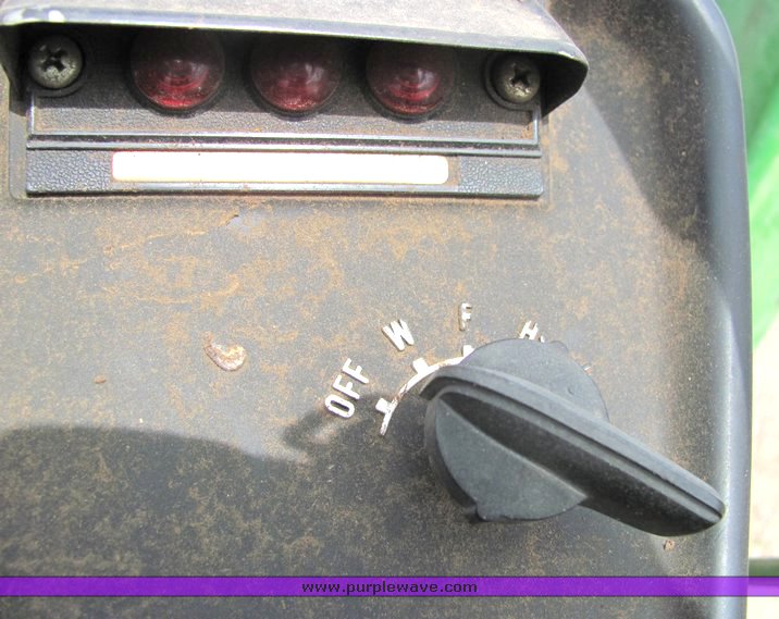 image for item 4008 1981 John Deere 950 tractor with loader