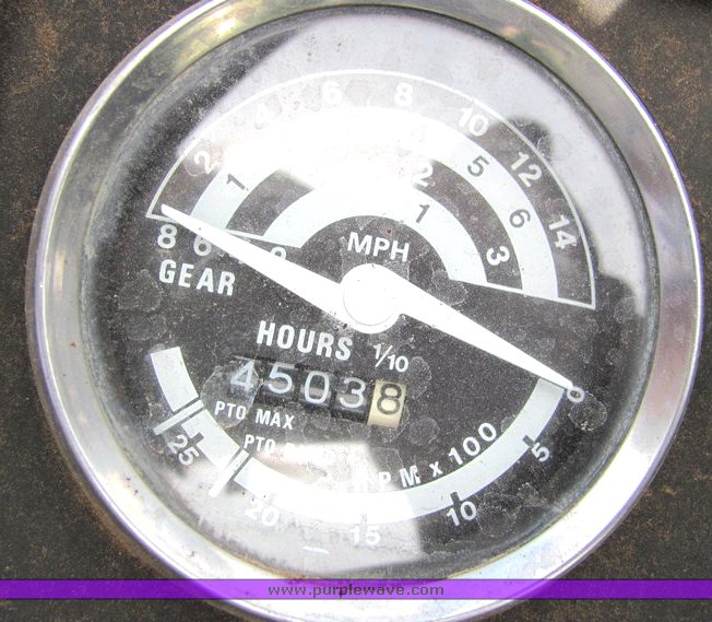 image for item 4008 1981 John Deere 950 tractor with loader