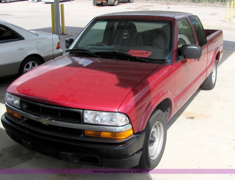 image for item 4064 2001 Chevrolet S-10 pickup