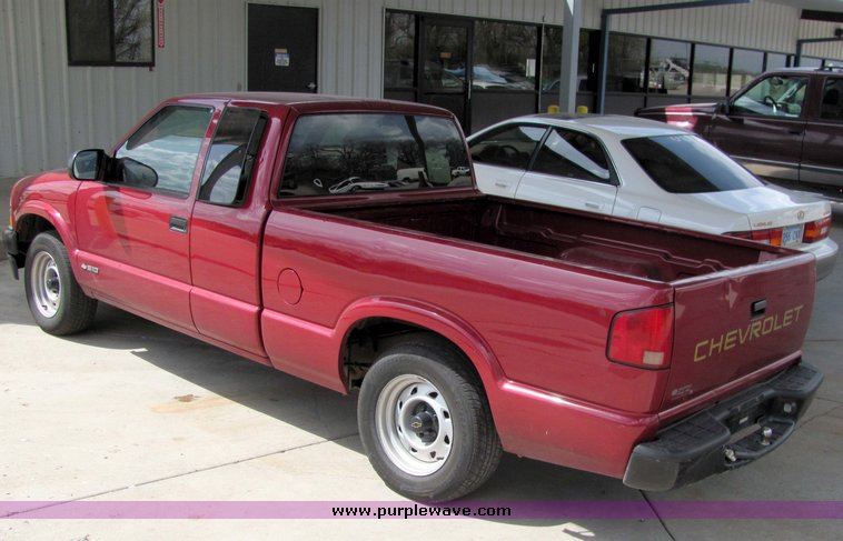 image for item 4064 2001 Chevrolet S-10 pickup