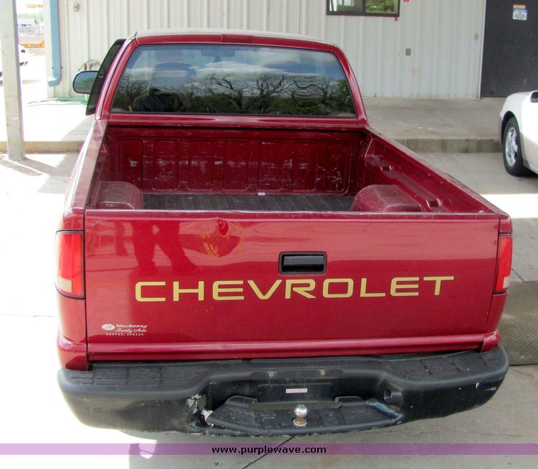 image for item 4064 2001 Chevrolet S-10 pickup