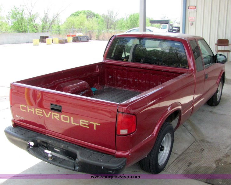 image for item 4064 2001 Chevrolet S-10 pickup