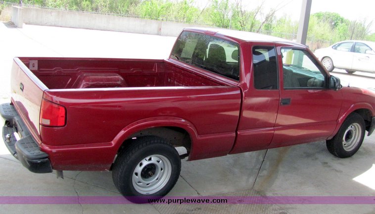 image for item 4064 2001 Chevrolet S-10 pickup