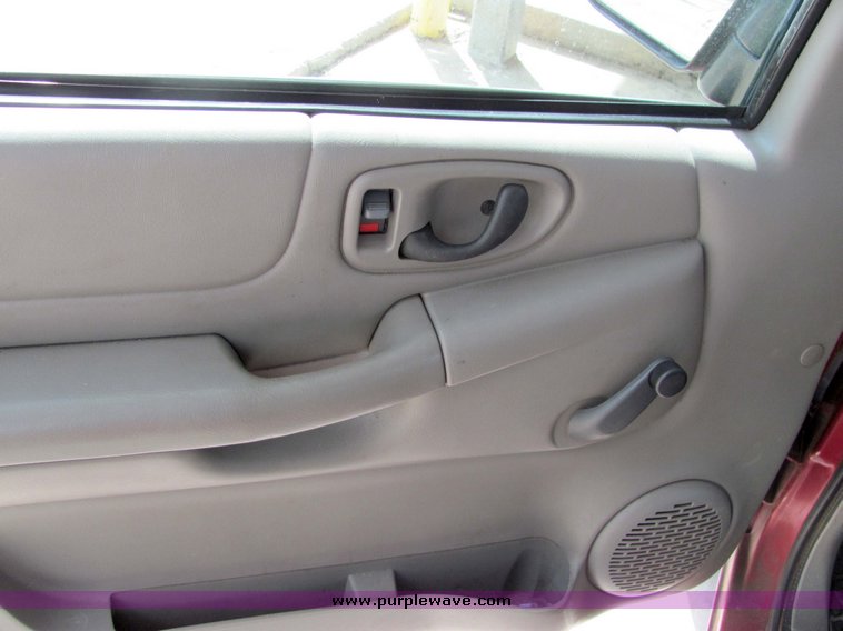 image for item 4064 2001 Chevrolet S-10 pickup