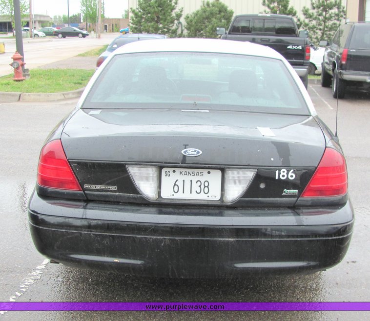 image for item 4065 2005 Ford Crown Victoria Police Interceptor