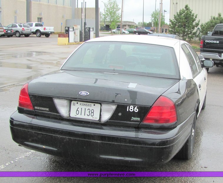 image for item 4065 2005 Ford Crown Victoria Police Interceptor