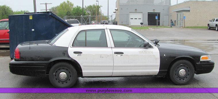 image for item 4065 2005 Ford Crown Victoria Police Interceptor