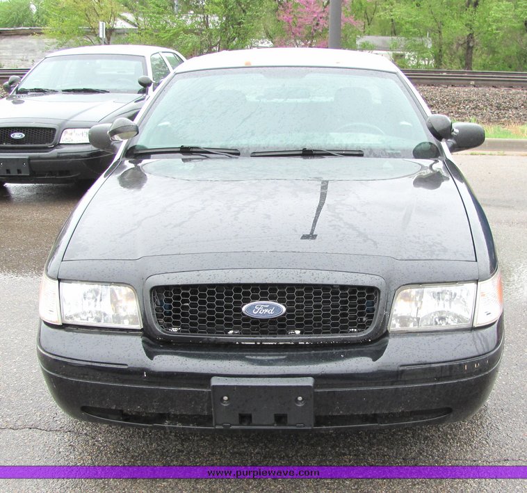 image for item 4065 2005 Ford Crown Victoria Police Interceptor