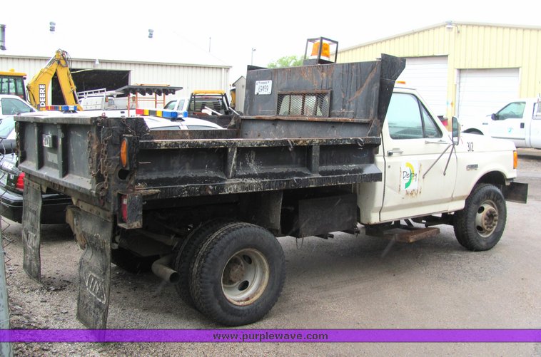 image for item 4069 1990 Ford F Super Duty dump bed truck