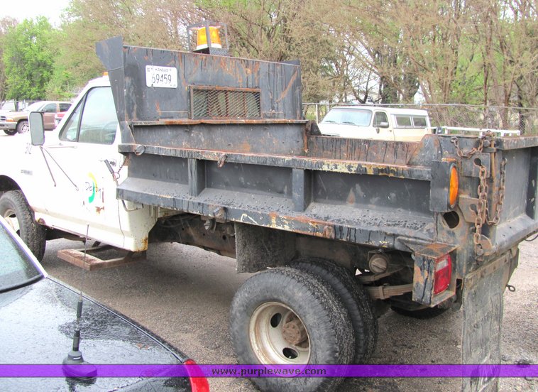 image for item 4069 1990 Ford F Super Duty dump bed truck