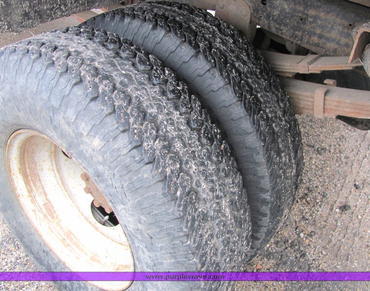 image for item 4069 1990 Ford F Super Duty dump bed truck