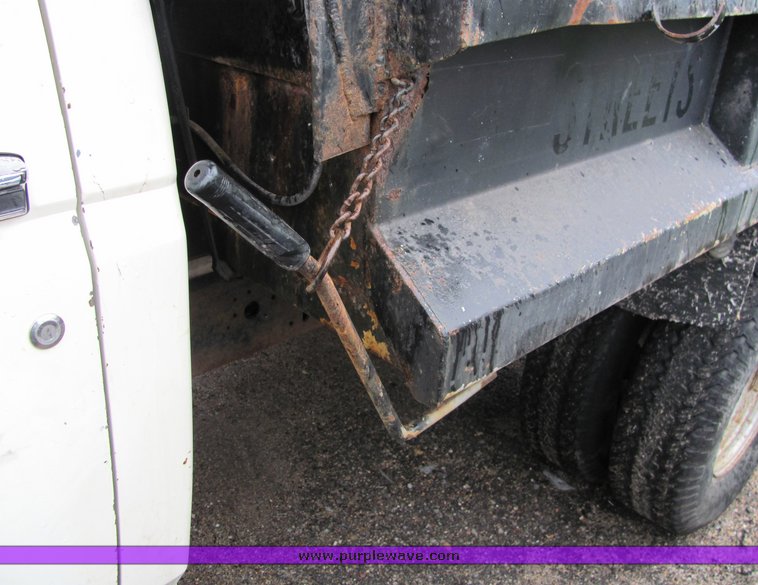 image for item 4069 1990 Ford F Super Duty dump bed truck