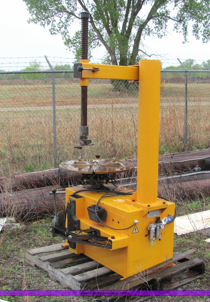 image for item 4071 Rim clamp tire machine