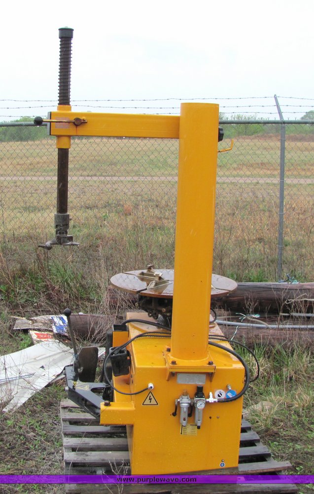 image for item 4071 Rim clamp tire machine