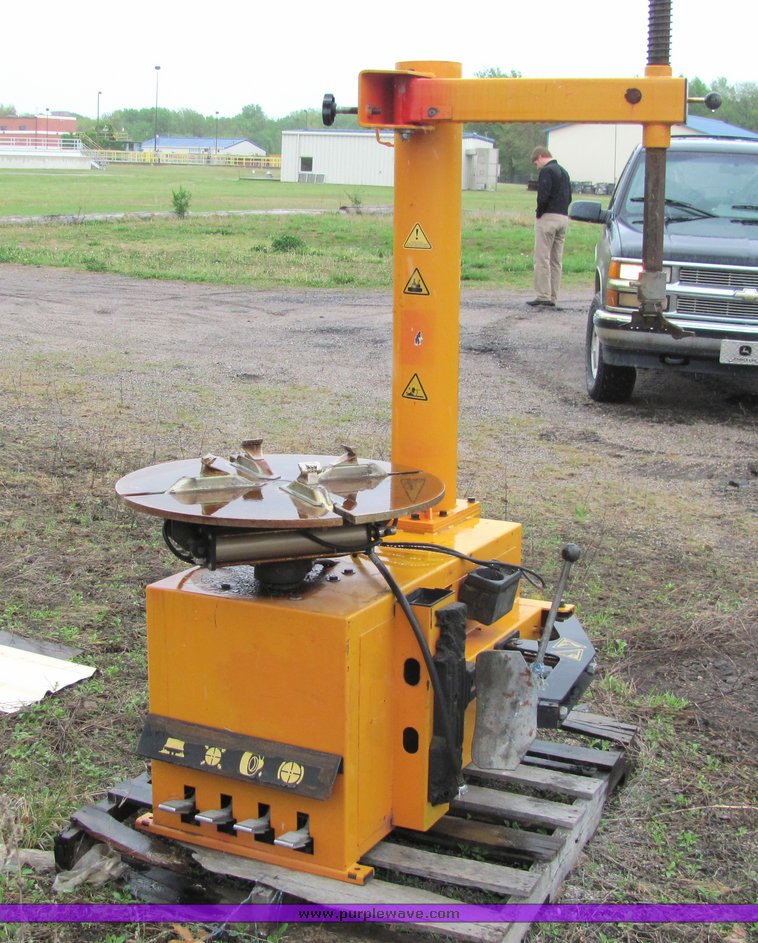 image for item 4071 Rim clamp tire machine