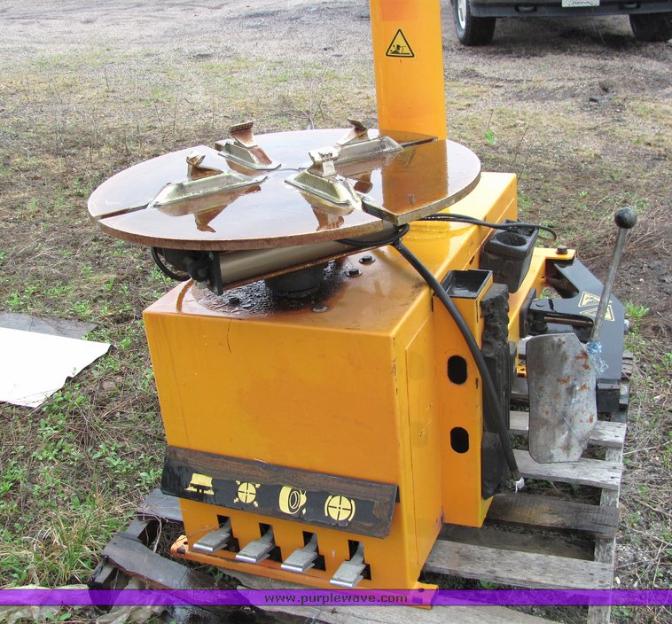 image for item 4071 Rim clamp tire machine