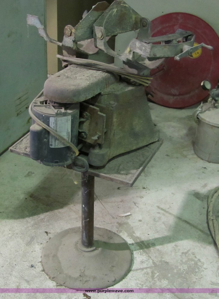 Two gallon paint shaker in Newton, KS Item 4229 sold Purple Wave