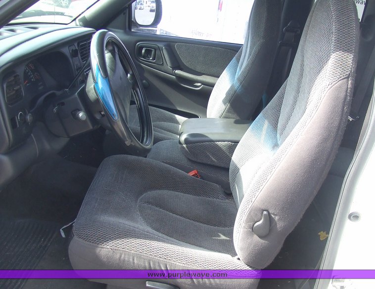 image for item 6811 1997 Dodge Dakota